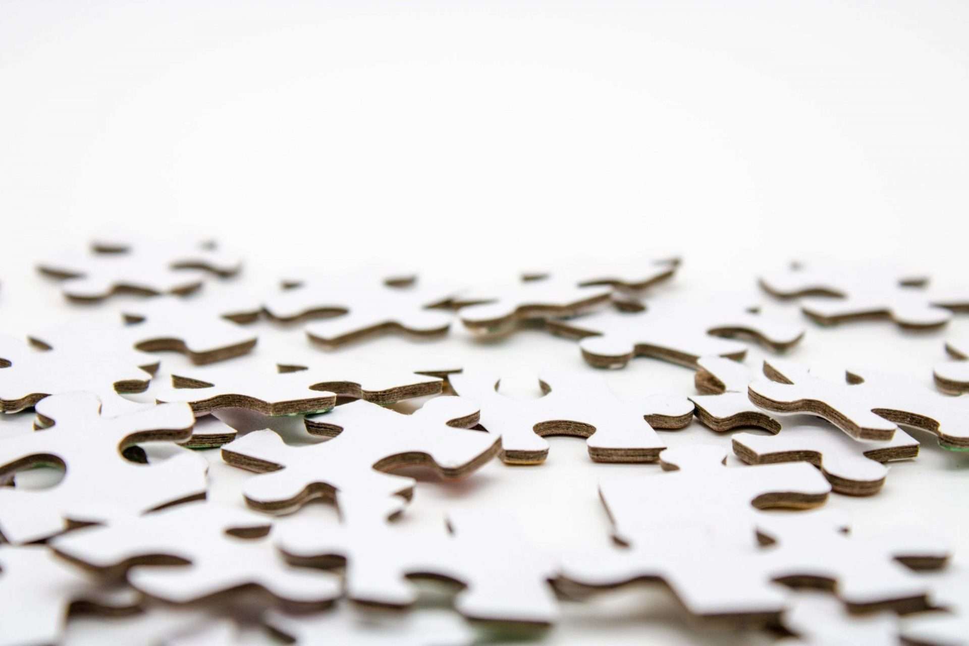 weiße Puzzleteile