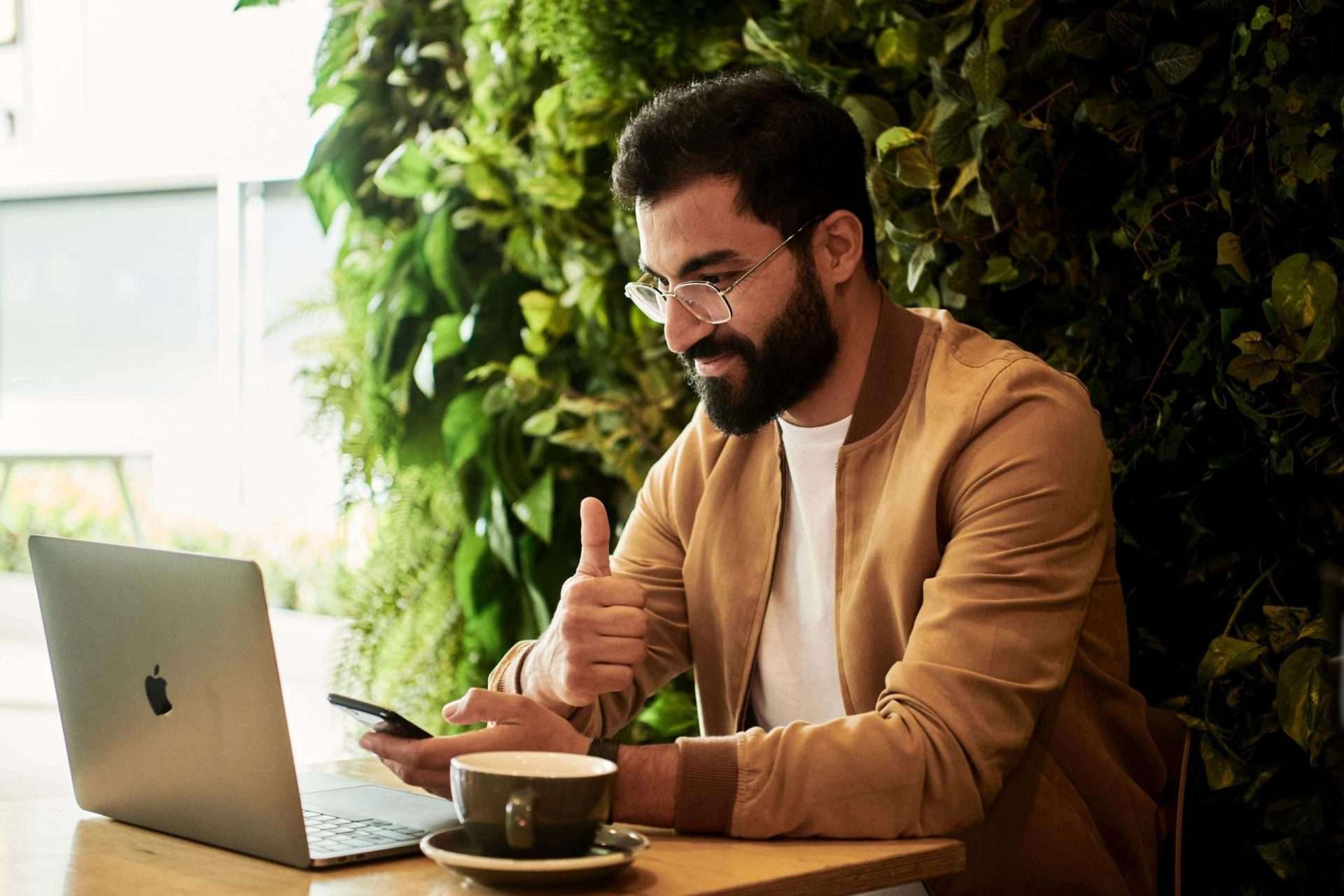 zufriedener Mann vor Laptop